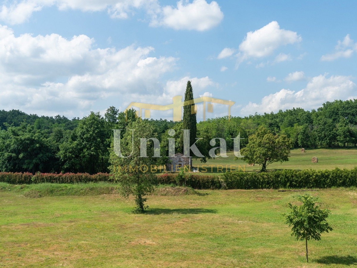 Moderna vila z notranjim in zunanjim bazenom